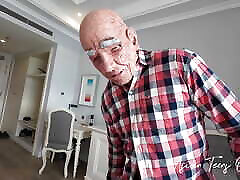 87-летний домовладелец использует свою власть, чтобы использовать 18-летнюю девушку в худших целях