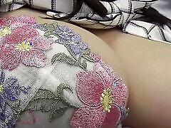пышная японская девушка с большими отвисшими натуральными сиськами на ролевой игре без цензуры кремовый пирог в жопе