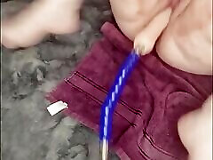 пробуя свою новую игрушку, я сильно кончаю