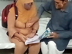 Hijabi女孩去辅导和Fuk导师