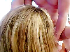 eine hübsche blondine in strümpfen reitet den riesigen schwanz in umgekehrter cowgirl-position