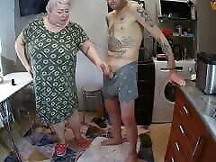schwiegermutter macht einen tiefen blowjob und wichst einen schwanz zu einem cumshot