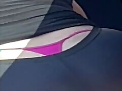 红宝石暴露的粉红色丁字裤滑