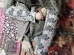 देसी गांव भाभी के साथ किया कुत्ते शैली में सेक्स