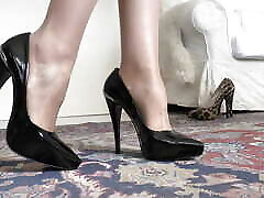 lady victoria valente - vorführung von 2 paar high heels, gehen in high heels und joi