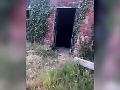 связанного раба снова заперли в целомудрии, а затем оставили одного, голого и с завязанными глазами, в заброшенном сарае