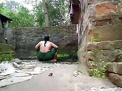 beautiful Bangladeshi Bhabhi Chudlam in the rain