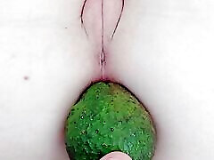 eine avocado in eine enge muschi stecken und schmutzig lassen
