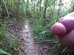 sexy stranger mi ha aiutato a finire brillantemente nella foresta con la sua mano gentile