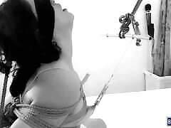spannung aufbauen - sexy devote schlampe mit leeren schlaffen titten leidet schön
