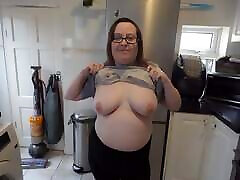Big america pea Mom stripping off in kitchen
