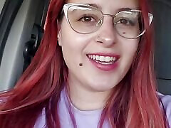 маленькая шлюшка с задорными сиськами и большой задницей готовится к вечеринке