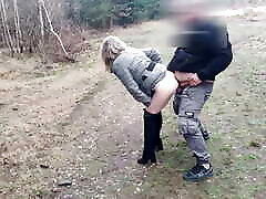 одна сучка и два ублюдка трахаются на публике часть 1