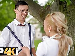 mature4k. ceca milf ha incontrato un giovane stallone dopo una corsa mattutina e lo ha portato al suo posto