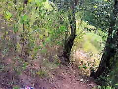 latina teen gibt einen blowjob im wald