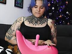 salope utilise une chaise vibrante et jouit délicieusement