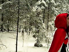 rote kapuze im verschneiten wald