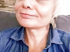 reife milf spielt die kleine schlampe mit ihren fingern und dildo