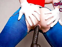парень в джинсах и медицинских 12 inches hardcored шлепает ее по заднице