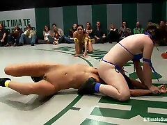kampf der federgewichte: die kleinsten heißesten wrestler treten in tag-team-action gegeneinander an - kink