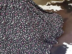 сексуальная богиня, растягивающаяся в коротком платье