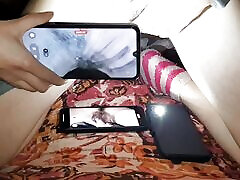 я наблюдаю за своей сводной сестрой, когда она снимает видео для порносайта и мастурбирует