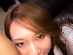 asiatische schlacke lutscht schwanz in pov