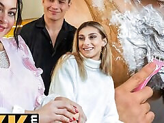 vip4k. heißer badezimmersex nach dem rasieren einer haarigen muschi zwischen reifer schlampe und geschicktem schwanz