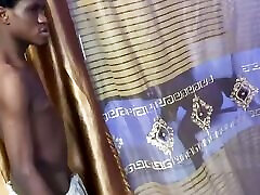 покорную негритянскую шлюшку глубоко выебали по самые яйца