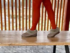 ohne höschen im park spazieren gehen