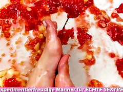 gemüsespiele beim fußfetisch-porno mit einem studenten
