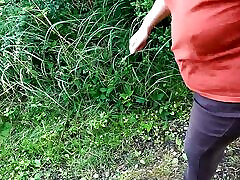 во время пешего похода ее обнаженная грудь была наказана