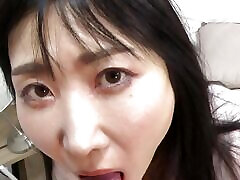 瘦瘦的妻子kasumi motoki有她的第一个色情经验