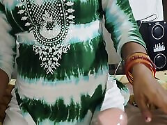 heiße indische hausfrau gibt einen schlampigen blowjob und lutscht und spritzt in den mund