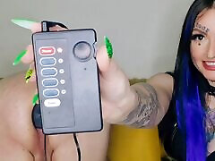 überprüfung eines neuen sexspielzeugs. anal elektrischer stecker für einen sklaven&039;s arsch. domina nika spielt mit einer sexsklavin mit elektrischen vibrationen