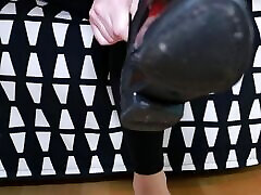 botines de goma y pantimedias
