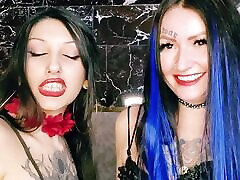 culte du cul de femdom. adorez ces deux culs juteux en jupes sexy. deux dominatrices vont vous laver le cerveau