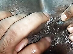 горячий бхаби пальцем вылил воду из горлышка