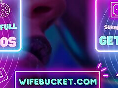 домашний секс от wifebucket - сексуальную рыжеволосую жену трахают в горло на краю кровати