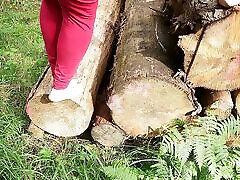 груди и влагалище, используемые на деревянной куче