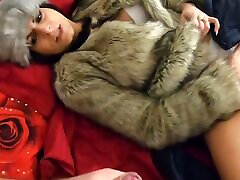si masturba mentre indossa cappotto di pelliccia e casual hook upblast citty tacchi alti 205