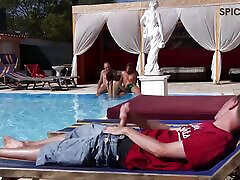 cornuto: sperma in piscina, in piscina calda procace maria rider