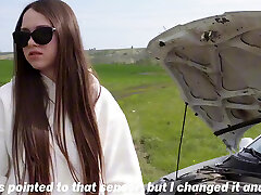 стройная брюнетка милашка позволила мне жестко трахнуть ее и кончить в ее нежную киску, чтобы отблагодарить меня за починку ее машины кремовым пирогом