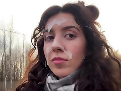 худенькая шлюшка запрыгнула в машину к парню, чтобы заняться сексом и получить оргазм