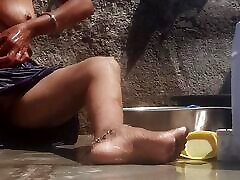 stiefschwester badet nackt im badezimmer draußen offen finger in ken summer fingern stiefschwester