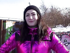 德国童子军-小奶子的女孩贝琳达拿起第一次铸造他妈的由大家伙陌生人