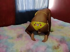 pikagirl denkt daran, dass ihr trainer allein in ihrem haus ist, ich habe eine neue technik, wirst du widerstehen können?