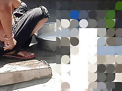 我的继姐在屋外的露天庭院里洗澡，我的嫂子走进屋里很漂亮