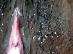 девушка наслаждается собой с большим членом в своей спальне