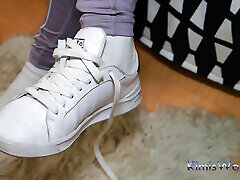 lavendelfarbene leggings, getragene weiße socken & turnschuhe - foot tease & shoeplay